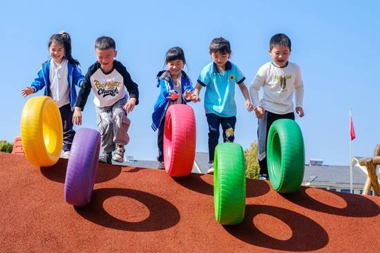 幼儿园科学的育儿观：让孩子在快乐游戏中自然成长，告别传统育儿焦虑